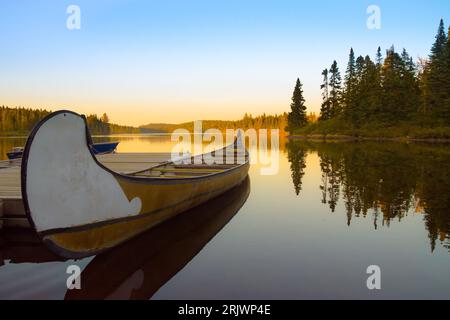 Kanu in einem kanadischen See des La Mauricie National Park bei Sonnenuntergang (Mékinac, Quebec) Stockfoto
