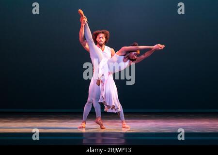 Edinburgh, Großbritannien. August 2023. Das Alvin Ailey American Dance Theater spielt im Rahmen des Edinburgh International Festivals im Festival Theatre den „River-Meander“. Die Tänzer James Gilmer und Ashley Mayeux. Quelle: Tom Duffin/Alamy News. Stockfoto