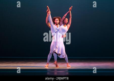 Edinburgh, Großbritannien. August 2023. Das Alvin Ailey American Dance Theater spielt im Rahmen des Edinburgh International Festivals im Festival Theatre den „River-Meander“. Die Tänzer James Gilmer und Ashley Mayeux. Quelle: Tom Duffin/Alamy News. Stockfoto