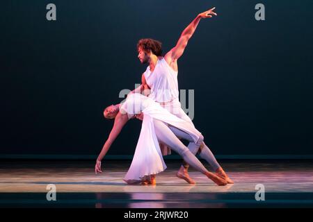 Edinburgh, Großbritannien. August 2023. Das Alvin Ailey American Dance Theater spielt im Rahmen des Edinburgh International Festivals im Festival Theatre den „River-Meander“. Die Tänzer James Gilmer und Ashley Mayeux. Quelle: Tom Duffin/Alamy News. Stockfoto