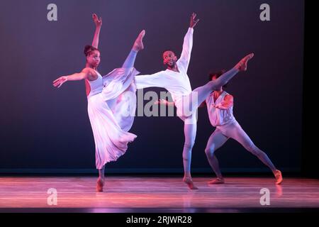 Edinburgh, Großbritannien. August 2023. Das Alvin Ailey American Dance Theater spielt im Rahmen des Edinburgh International Festivals im Festival Theatre den „River-Meander“. Quelle: Tom Duffin/Alamy News. Stockfoto