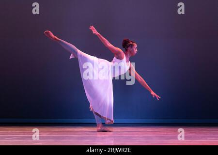 Edinburgh, Großbritannien. August 2023. Das Alvin Ailey American Dance Theater spielt im Rahmen des Edinburgh International Festivals im Festival Theatre den „River-Meander“. Die Tänzerin Ashley Mayeux. Quelle: Tom Duffin/Alamy News. Stockfoto