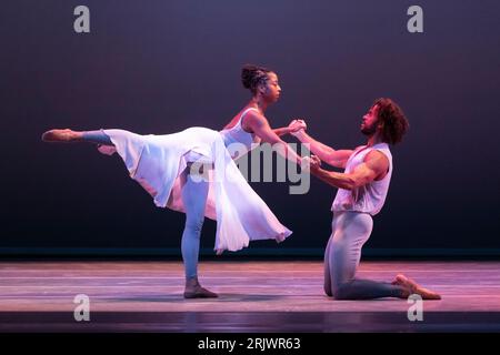 Edinburgh, Großbritannien. August 2023. Das Alvin Ailey American Dance Theater spielt im Rahmen des Edinburgh International Festivals im Festival Theatre den „River-Meander“. Die Tänzer James Gilmer und Ashley Mayeux. Quelle: Tom Duffin/Alamy News. Stockfoto