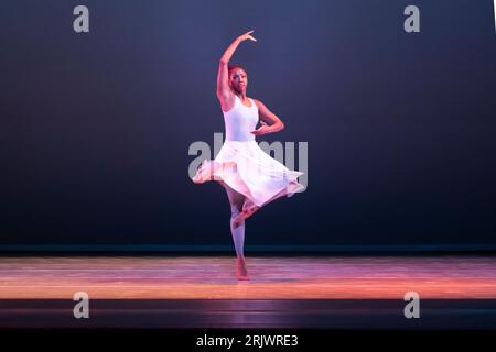 Edinburgh, Großbritannien. August 2023. Das Alvin Ailey American Dance Theater spielt im Rahmen des Edinburgh International Festivals im Festival Theatre den „River-Meander“. Die Tänzerin Ashley Mayeux. Quelle: Tom Duffin/Alamy News. Stockfoto