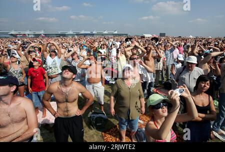 Bildnummer: 52064427 Datum: 23.08.2007 Copyright: imago/Xinhua Besucher beobachten eine Flugshow anlässlich der 8. - Internationale Luft- und Raumfahrtausstellung Rußlands - Schukowski bei Moskau - PUBLICATIONxNOTxINxCHN, Personen; 2007, Schukowski, Luftfahrtmesse, Luftfahrtausstellung, Airshow, Air Show, Messen, MAKS,; , quer, Kbdig, total, Russland, , Stockfoto