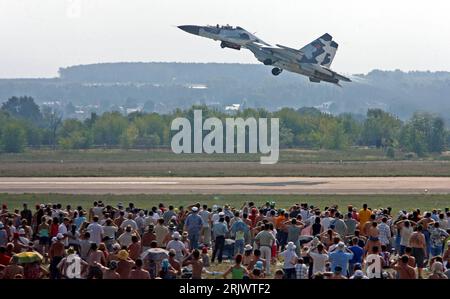 Bildnummer: 52064413 Datum: 23.08.2007 Copyright: imago/Xinhua Russisches Kampfflugzeug während einer Flugeinlage anlässlich der 8. - Russland Internationale Luft- und Raumfahrtausstellung - Schukowski bei Moskau - PUBLICATIONxNOTxINxCHN, Objekte , Personen; 2007, Schukowski, Flugzeug, Militärflugzeug, Militärflugzeuge, Kampfflugzeug, Kampfflugzeuge, Luftfahrtmesse, Luftfahrtausstellung, Airshow, Air Show, Messen, MAKS, Luftwaffe,; , quer, Kbdig, Einzelbild, Russland, Militaer, Staat, o0 Flugshow Stockfoto