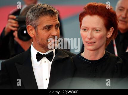 Bildnummer: 52068611 Datum: 31.08.2007 Copyright: imago/Xinhua Schauspieler George Clooney (USA) und Tilda Swinton (GBR) anlässlich der Filmpremiere von - Michael Clayton - während der 64. Internationale Filmfestspiele in Venedig - PUBLICATIONxNOTxINxCHN , Personen; 2007, Venedig, Pressetermin , Filmfestival, Festivals, Internationale, Internationale Filmfestspiele, Doppelporträt; , quer, Kbdig, Gruppenbild, Close, Film, Kunst, Italien, Randbild, People Bildnummer 52068611 Datum 31 08 2007 Copyright Imago XINHUA Schauspieler George Clooney USA und Tilda Swinton GBR während der Filmpremiere von Stockfoto