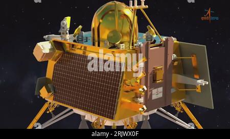 Bengaluru, Indien. August 2023. Ein simuliertes Bild wird auf dem Bildschirm während der Live-Übertragung der Landung der Chandrayaan-3-Raumsonde auf dem Südpol des Mondes am ISRO Telemetry Tracking and Command Network (ISTRAC) Center in Bengaluru am 23. August 2023 abgespielt. Indien schrieb am Mittwoch, den 23. August, Geschichte und wurde die erste Nation, die auf der Südpolregion des Mondes landete. Foto der Indian Space Research Organization (ISRO) / UPI/Alamy Live News Stockfoto