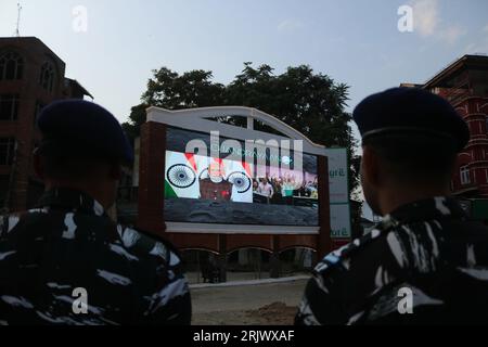 23. August 2023, Srinagar Kashmir, Indien: Indische paramilitärische Soldaten sehen eine Live-Übertragung als Premierminister Narendra Modi nach der erfolgreichen Landung der Chandrayaan-3-Raumsonde auf dem Südpol des Mondes in Srinagar sprechen. Indien war die erste Nation, die am 23. August erfolgreich ein Schiff auf dem Südpol des Mondes landete. Dies war der letzte Meilenstein in einem erneuten Vorstoß zur Monderkundung, der sowohl die weltbesten Weltraummächte als auch neue Spieler anzieht. Am 23. August 2023 in Srinagar Kaschmir, Indien. (Bildauszug: © Firdous Nazir/Okular über ZUMA Press Wire) NUR REDAKTIONELLE VERWENDUNG! Nicht für com Stockfoto