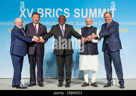 Johannesburg, Südafrika. August 2023. Von links nach rechts: Der brasilianische Präsident Luiz Inacio Lula da Silva, der chinesische Präsident Xi Jinping, der südafrikanische Präsident Cyril Ramaphosa, der indische Premierminister Narendra Modi und der russische Außenminister Sergey Lawrov Klammern Hände für das Gruppenfoto auf dem 15. BRICS-Gipfel am 23. August 2023 in Johannesburg, Südafrika. Anrede: Amt Des Premierministers/Presseinformationsbüro/Alamy Live News Stockfoto