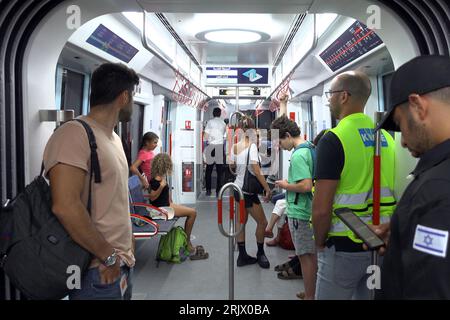 Die Passagiere fahren am 21. August 2023 in Tel Aviv, Israel, mit dem Zug der neuen Stadtbahn. Nach mehr als zwei Jahrzehnten Planung, Planung und Bau mit verschiedenen Verzögerungen geht die Stadtbahn von Tel Aviv als erster Teil eines neuen Stadtbahnsystems in Betrieb, das ein Gebiet mit einer Bevölkerung von etwa 1,25 Millionen Einwohnern bedienen wird. Stockfoto