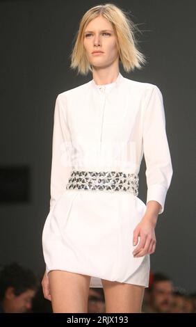 Bildnummer: 52109200 Datum: 18.09.2007 Copyright: imago/Xinhua Model präsentiert eine Kreation der Frühjahr/Sommerkollektion 2008 des Designers Jens Laugesen (DEN) im Rahmen der Fashion Week 2007 in London PUBLICATIONxNOTxINxCHN , Personen; 2007, London, Models, Mode, Damenmode, Modenschau, Modenschauen, Frühjahrskollektion, Bekleidung, Outfit, Fashionweek, Modewoche, Kollektion, Sommermode, Kleid, Kleider, Minikleid, Minikleider, weiß, weiß, weiß, Accessoires, Gürtel, Silber, Silber, Silber; , hoch, Kbdig, Einzelbild, England, , Schönheit, Mode Stockfoto