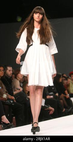 Bildnummer: 52109198 Datum: 18.09.2007 Copyright: imago/Xinhua Model präsentiert eine Kreation der Frühjahr/Sommerkollektion 2008 des Designers Jens Laugesen (DEN) im Rahmen der Fashion Week 2007 in London PUBLICATIONxNOTxINxCHN , Personen; 2007, London, Models, Mode, Damenmode, Modenschau, Modenschauen, Frühjahrskollektion, Bekleidung, Outfit, Fashionweek, Modewoche, Kollektion, Sommermode, Kleid, Kleider, Minikleid, Minikleider, weiß, weiß, weiß; , hoch, Kbdig, Einzelbild, Freisteller, England, , Schönheit, Mode Stockfoto