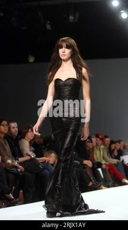 Bildnummer: 52109204 Datum: 18.09.2007 Copyright: imago/Xinhua Model präsentiert eine Kreation der Frühjahr/Sommerkollektion 2008 des Designers Jens Laugesen (DEN) im Rahmen der Fashion Week 2007 in London PUBLICATIONxNOTxINxCHN , Personen; 2007, London, Models, Mode, Damenmode, Modenschau, Modenschauen, Frühjahrskollektion, Bekleidung, Outfit, Fashionweek, Modewoche, Kollektion, Sommermode, Kleid, Kleider, schwarz, schwarze, schwarz, Abendkleid, Abendkleider, lang, lang, lang, lang, trägerlos, schulterfrei; , hoch, Kbdig, Einzelbild, Freisteller, England, , Schönheit, Mode Stockfoto