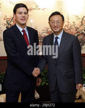 Bildnummer: 52132285 Datum: 29.09.2007 Copyright: imago/Xinhua Außenminister Yang Jiechi (Re., CHN) mit Außenminister David Miliband (GBR) während eines Außenministertreffens in New York PUBLICATIONxNOTxINxCHN, Personen , optimistisch; 2007, New York, Politiker, Außenministertreffen, Shakehands, Shake Hands, Pressetermin; , hoch, Kbdig, Gruppenbild, Close, internationale Politik, Politik, Vereinigte Staaten von Amerika, Randbild, People Stockfoto