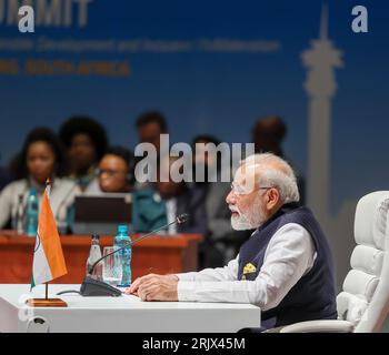 Johannesburg, Südafrika. August 2023. Der indische Premierminister Narendra Modi spricht auf dem 15. BRICS-Gipfel am 23. August 2023 in Johannesburg, Südafrika, an der offenen Plenartagung. Credit: Naveen Jora/PMO/Press Information Bureau/Alamy Live News Stockfoto