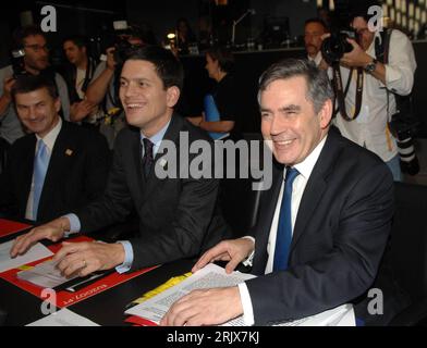 Bildnummer: 52172369 Datum: 18.10.2007 Copyright: imago/Xinhua Außenminister David Miliband und Premierminister Gordon Brown (re., beide GBR) anlässlich eines informellen EU-Gipfels in Lissabon - PUBLICATIONxNOTxINxCHN , Personen , optimistisch; 2007, Lissabon , Informeller, Informelles, Gipfeltreffen, Europäische, Union, Pressetermin, Politiker, , lächelt; , quer, Kbdig, Gruppenbild, Europapolitik, Politik, Portugal, Randbild, People Bildnummer 52172369 Datum 18 10 2007 Copyright Imago XINHUA Außenminister David Miliband und Premierminister Gordon Brown haben beide GBR während eines informellen Treffens verständigt Stockfoto