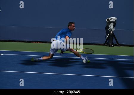 New York, Usa. August 2023. Der belgische Kimmer Coppejans wurde während seines Qualifikationsspiels gegen den Kanadier Gabriel Diallo beim US Open Grand Slam Tennis Turnier in Flushing Meadow, New York City, USA, abgebildet. BELGA FOTO TONY BEHAR Credit: Belga News Agency/Alamy Live News Stockfoto