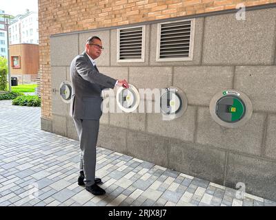 Stockholm, Schweden. August 2023. Joakim Karlsson, CEO und Präsident des innovativen schwedischen Abfallsammelunternehmens Envac ab, erklärt das Abfallsammelsystem des Unternehmens in einem Interview in Stockholm, Schweden, am 21. August 2023. Die Zusammenarbeit mit China bei der Entwicklung intelligenter und nachhaltiger Städte ist ein langfristiges Engagement Wert, sagte der Chief Executive Officer (CEO) und Präsident von Schwedens innovativem Abfallsammelunternehmen Envac ab vor kurzem in einem exklusiven Interview gegenüber Xinhua. He Miao/Xinhua/Alamy Live News Stockfoto