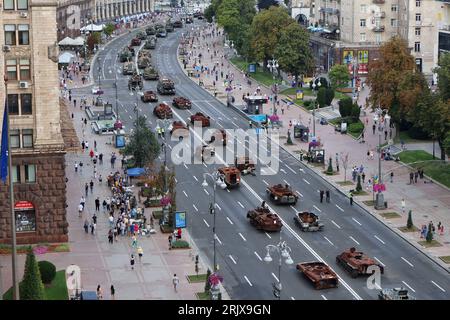 23. August 2023: Ein Blick von oben auf Proben zerstörter russischer Militärlandfahrzeuge, die während einer Ausstellung in Kiew in der Ukraine auf der Straße Chreschatyk ausgestellt wurden. (Credit Image: © SOPA Images via ZUMA Press Wire) NUR REDAKTIONELLE VERWENDUNG! Nicht für kommerzielle ZWECKE! Stockfoto