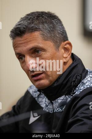 Tynecastle Park, Edinburgh, Großbritannien. August 2023. PAOK Salonika Pressekonferenz und Training vor dem Qualifikationsspiel der UEFA Europa Conference League gegen Heart of Midlothian in Edinburgh, Schottland; PAOK-Manager Razvan Lucescu Credit: Action Plus Sports/Alamy Live News Stockfoto