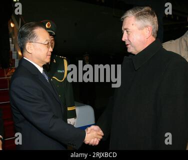 Bildnummer: 52217785 Datum: 04.11.2007 Copyright: imago/Xinhua Premierminister Vladimir Semashko (Re., BLR) begrüßt Premierminister Wen Jiabao (li., CHN) anlässlich eines Treffens in Minsk - PUBLICATIONxNOTxINxCHN , Personen; 2007, Politiker, Politik, Shakehands, Händeschütteln, Staatsbesuch, Wladimir Semaschko; , quer, Kbdig, Gruppenbild, Close, Internationale Politik, Politik, Weißrussland, Randbild, People Stockfoto