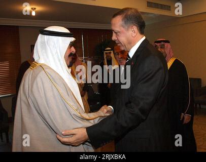 Bildnummer: 52219358 Datum: 10.11.2007 Copyright: imago/Xinhua Premierminister Recep Tayyip Erdogan (re., TUR) begrüßt König Abdullah ibn Abd al-Aziz von Saudi-Arabien (KSA) anlässlich seines Besuches in Ankara PUBLICATIONxNOTxINxCHN, Personen , optimistisch; 2007, Ankara, Politiker, Hände schütteln, Schütteleien, quer, Kbdig, Gruppenbild, Close, Internationale Politik, Politik, Seitenansicht, Perspektive, Türkei, Randbild, Leute o0 Pressetermin, Adel König Abdullah bin Abdul Aziz Al Saud Abd Abdal Abdalaziz ibn bin 52219358 Datum 10 11 2007 Copyright Imago XINHUA Premierminister Recep Tay Stockfoto