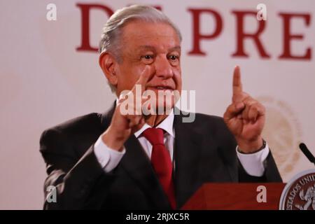Mexiko-Stadt, Mexiko. August 2023. 23. August 2023 in Mexiko-Stadt, Mexiko: Mexikanischer Präsident Andres Manuel Lopez Obrador, gestikuliert während des Vortrags vor Reportern im Nationalpalast am 23. August 2023 in Mexiko-Stadt, Mexiko. (Foto von Carlos Santiago/Credit: Eyepix Group/Alamy Live News Stockfoto