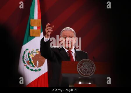Mexiko-Stadt, Mexiko. August 2023. 23. August 2023 in Mexiko-Stadt, Mexiko: Mexikanischer Präsident Andres Manuel Lopez Obrador, gestikuliert während des Vortrags vor Reportern im Nationalpalast am 23. August 2023 in Mexiko-Stadt, Mexiko. (Foto von Carlos Santiago/Credit: Eyepix Group/Alamy Live News Stockfoto