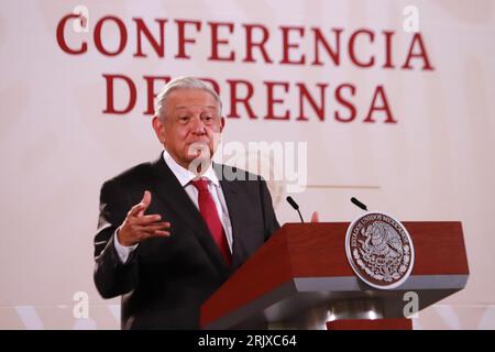 Mexiko-Stadt, Mexiko. August 2023. 23. August 2023 in Mexiko-Stadt, Mexiko: Mexikanischer Präsident Andres Manuel Lopez Obrador, gestikuliert während des Vortrags vor Reportern im Nationalpalast am 23. August 2023 in Mexiko-Stadt, Mexiko. (Foto von Carlos Santiago/Credit: Eyepix Group/Alamy Live News Stockfoto