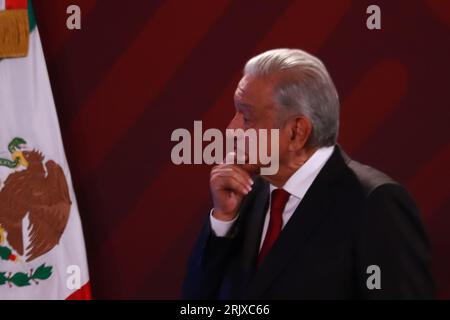 Mexiko-Stadt, Mexiko. August 2023. 23. August 2023 in Mexiko-Stadt, Mexiko: Mexikanischer Präsident Andres Manuel Lopez Obrador, gestikuliert während des Vortrags vor Reportern im Nationalpalast am 23. August 2023 in Mexiko-Stadt, Mexiko. (Foto von Carlos Santiago/Credit: Eyepix Group/Alamy Live News Stockfoto