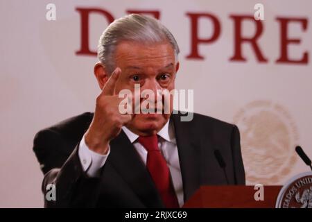 Mexiko-Stadt, Mexiko. August 2023. 23. August 2023 in Mexiko-Stadt, Mexiko: Mexikanischer Präsident Andres Manuel Lopez Obrador, gestikuliert während des Vortrags vor Reportern im Nationalpalast am 23. August 2023 in Mexiko-Stadt, Mexiko. (Foto von Carlos Santiago/Credit: Eyepix Group/Alamy Live News Stockfoto