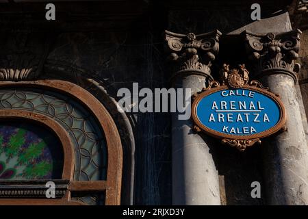 Kunstvoll verzierte goldene und blaue Straßenplakette an der Ecke Arenal Areatza in Bilbao Stockfoto