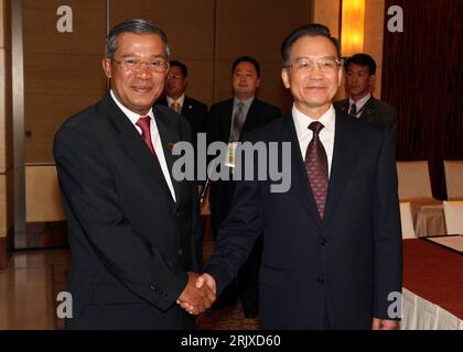 Bildnummer: 52238421 Datum: 19.11.2007 Copyright: imago/Xinhua Premierminister Wen Jiabao (re., CHN) zusammen mit Premierminister Hun Sen (CAM) anlässlich einer ASEAN-Konferenz in Singapur - PUBLICATIONxNOTxINxCHN, Personen , premiumd; 2007, Singapur, treffen, Verband Südostasiatischer Nationen, Verband Südostasiatischer Nationen, Pressetermin, Politiker, Händeschütteln, Schütteln; , quer, Kbdig, Gruppenbild, Close, Internationale Politik, Politik, Singapur, Randbild, People Stockfoto