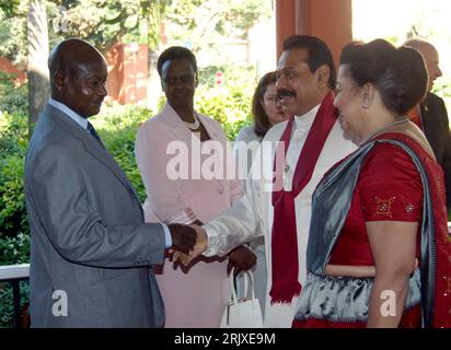 Bildnummer: 52246595 Datum: 23.11.2007 Copyright: imago/Xinhua Präsident Yoweri Kaguta Museveni (li., UGA) begrüßt Präsident Mahinda Rajapakse (SRI) zum Gipfeltreffen der Regierungschefs der Commonwealth-Staaten in Kampala PUBLICATIONxNOTxINxCHN , Personen; 2007, Kampala, Konferenzen , Gipfeltreffen, Gipfel, Treffen der Staats- und Regierungschefs des Commonwealth CHOGM, Politiker, Shakehands, Shake Hand; , quer, Kbdig, Gruppenbild, Close, Internationale Politik, Politik, Uganda, Randbild, People Stockfoto