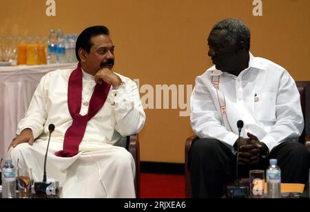 Bildnummer: 52246951 Datum: 23.11.2007 Copyright: imago/Xinhua Präsident John Agyekum Kufuor (re., GHA) im Gespräch mit Präsident Lanka Mahinda Rajapakse (li., SRI) anlässlich des Treffens der Regierungschefs des Commonwealth in Kampala/Uganda - PUBLICATIONxNOTxINxCHN , Personen; 2007, Gipfel, Gipfeltreffen, CHOGM, Regierungschefs des Commonwealth, Konferenz, Konferenzen, Politiker, Politik, Staatspräsident; , quer, Kbdig, Gruppenbild, internationale Politik, Politik, Uganda, Randbild, People o0 Pressetermin Stockfoto