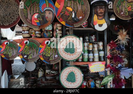 Viele für den Bundesstaat Pará typische Handwerke, die auf einem Basar des Ver-o-Peso-Marktes in Belém, Pará, Brasilien, Südamerika verkauft werden Stockfoto