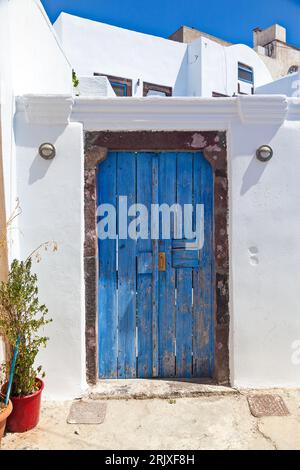 Traditionelle Holztür im malerischen Dorf Pyrgos Kallistis, auf der Insel Santorin, Kykladen, Griechenland, Europa. Stockfoto