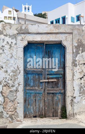 Alte Holztür eines verlassenen traditionellen Hauses im malerischen Dorf Pyrgos Kallistis in Santorin, Kykladen, Griechenland, Europa. Stockfoto