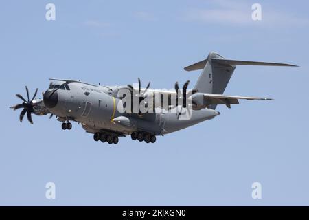 Ein Airbus A400 der britischen Royal Air Force landet am Phoenix Sky Harbor Airport. Stockfoto