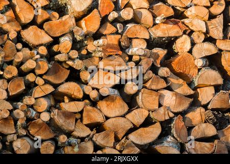 Hintergrund eines Haufens von gehacktem Feuerholz Stockfoto