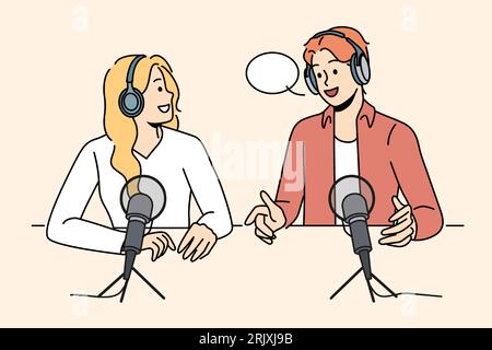 Radiosender sitzen mit Mikrofonen am Tisch und diskutieren über die neuesten Nachrichten, um einen Online-Podcast vorzubereiten. Mann und Frau arbeiten als Radiosprecher und erstellen Audioübertragungen im Tonstudio. Stock Vektor