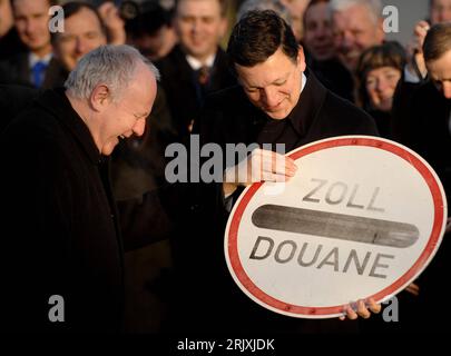 Bildnummer: 52304722 Datum: 21.12.2007 Copyright: imago/Xinhua Jose Manuel Barroso (re. Portugal/Präsident Europäische Kommission) mit einem Zoll-Schild nach der symbolischen Öffnung des Grenzüberganges Porajow-Zittau anlässlich des Beitritts Polens zum Schengenabkommen PUBLICATIONxNOTxINxCHN, Personen , optimistisch , premiumd; 2007, Deutschland, Polen, Schengenabkommen, Schengen-Abkommen, Vertrag, EU, Europäische Union, Politiker, Grenze, Beitritt, Douane, Schriftzug, Staatsgrenze, Pressetermin; , quer, Kbdig, Gruppenbild, Close, Europapolitik, Politik, Randbild, People, Europa Stockfoto