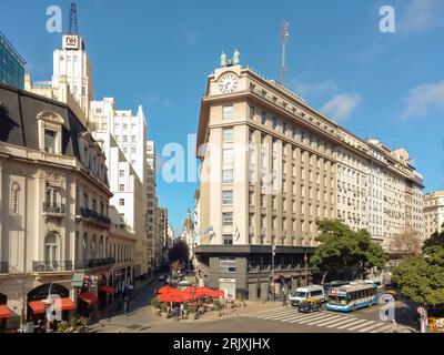 Rationalistische Fassade des Siemens-Bürogebäudes, erbaut 1952 vor dem Mai-Platz. Uhr mit zwei mobilen kolossen oben, Buenos Aires Stockfoto