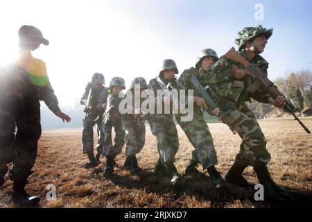 Bildnummer: 52309703 Datum: 23.12.2007 Copyright: imago/Xinhua Chinesische Soldaten trainieren indische Formationen anlässlich einer chinesisch-indischen Anti-Terror-Übung in Kunming - PUBLICATIONxNOTxINxCHN , Personen , premiumd; 2007, Kunming, Soldat, Training, Übung, Manöver, Militärübung, Formation, chinesisches, chinesisches, chinesisches, chinesisches, chinesisches, chinesisches, , quer, Kbdig, Gruppenbild, , Militaer, Staat, Asien; Aufnahmedatum geschätzt Stockfoto