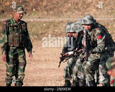 Bildnummer: 52309713 Datum: 23.12.2007 Copyright: imago/Xinhua Chinesische Soldaten trainieren indische Formationen anlässlich einer chinesisch-indischen Anti-Terror-Übung in Kunming - PUBLICATIONxNOTxINxCHN , Personen; 2007, Kunming, Soldat, Training, Übung, Manöver, Militärübung, China, Indien, Formationen, Formation, chinesisches, chinesisches, , quer, Kbdig, Gruppenbild, , Militaer, Staat, Asien; Aufnahmedatum geschätzt Stockfoto