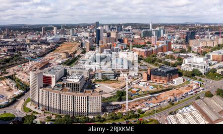 BIRMINGHAM, GROSSBRITANNIEN – 21. AUGUST 2023. Ein Panoramablick auf die Skyline der Stadt Birmingham mit der neuen HS2-Strecke und Baustelle Stockfoto