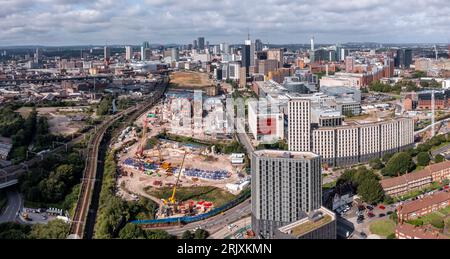 BIRMINGHAM, GROSSBRITANNIEN – 21. AUGUST 2023. Ein Panoramablick auf die Skyline der Stadt Birmingham mit der neuen HS2-Strecke und der Baustelle, die Pas führt Stockfoto
