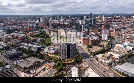 BIRMINGHAM, GROSSBRITANNIEN – 21. AUGUST 2023. Ein Panoramablick auf die Skyline der Stadt Birmingham mit der Hauptstraße, die ins Stadtzentrum führt Stockfoto