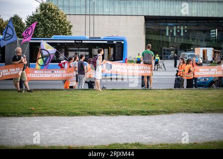 München, Deutschland. August 2023. Am 23. August 2023 versammelte sich die letzte Generation in München, um für den Klimaschutz zu demonstrieren. Am nächsten Tag beginnt die Bayern100-Phase in München. Damit will die letzte Generation München zum Stützpunkt des Protestes machen. Die letzte Generation fordert eine Geschwindigkeitsbegrenzung von 100 km/h auf Autobahnen, die Einführung eines neun-Euro-Tickets und einen rat für die Klimagesellschaft. (Foto: Alexander Pohl/SIPA USA) Credit: SIPA USA/Alamy Live News Stockfoto